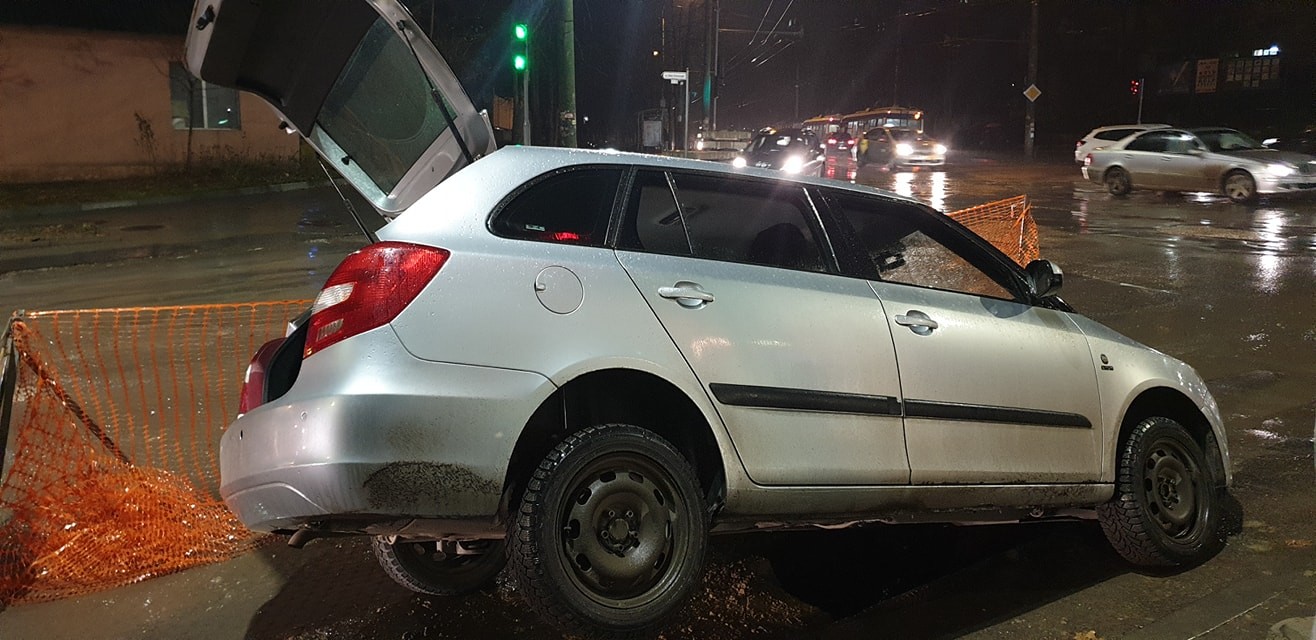 FOTO // A ignorat semnul rutier temporar instalat pe o strada din Chișinău și a ajuns cu mașina în groapă