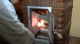 La un pas de tragedie. Patru persoane, dintre care doi copii, au fost salvați de medici după ce s-au intoxicat cu fum