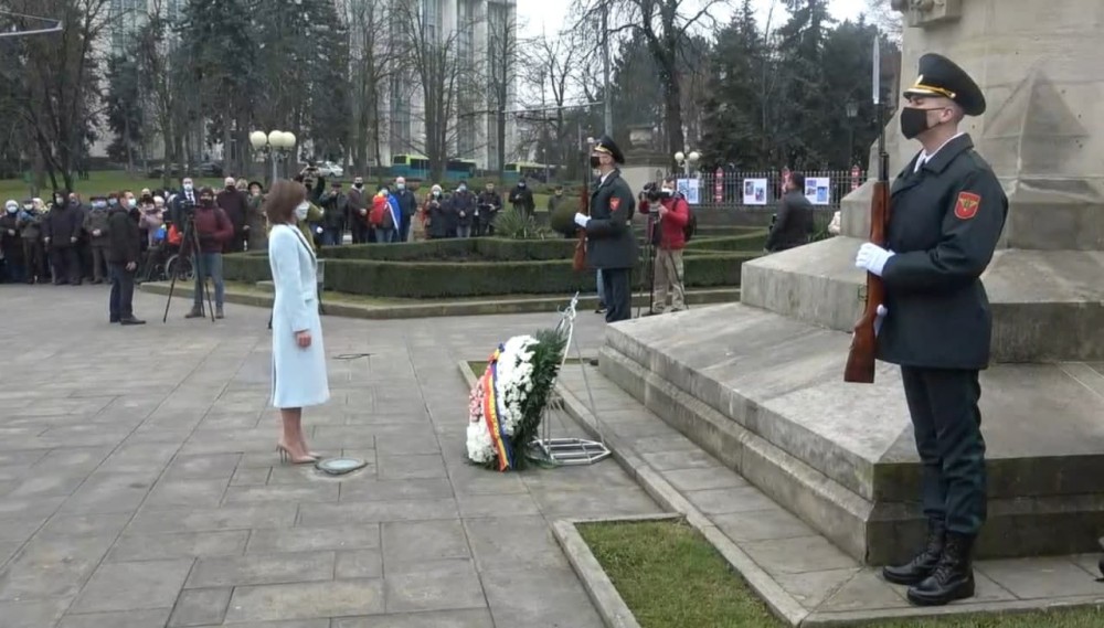 Maia Sandu a mers pe jos la depuneri de flori la monumentul Domnitorului Ștefan cel Mare și Sfânt