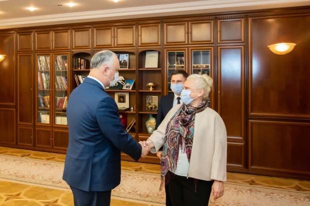 FOTO/VIDEO: După ce a „curățat” biblioteca din biroul de serviciu, Dodon se laudă cu o bogată colecție de cărți acasă