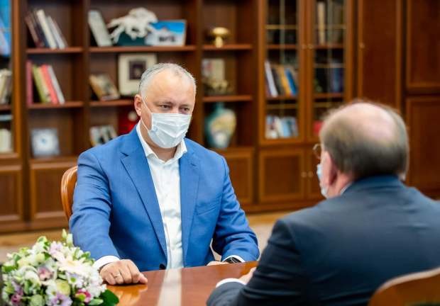 FOTO/VIDEO: După ce a „curățat” biblioteca din biroul de serviciu, Dodon se laudă cu o bogată colecție de cărți acasă