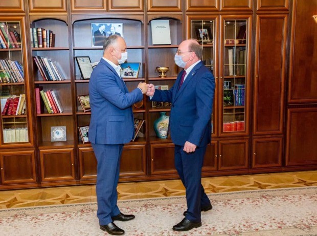FOTO/VIDEO: După ce a „curățat” biblioteca din biroul de serviciu, Dodon se laudă cu o bogată colecție de cărți acasă