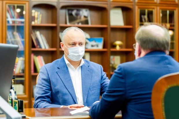 FOTO/VIDEO: După ce a „curățat” biblioteca din biroul de serviciu, Dodon se laudă cu o bogată colecție de cărți acasă