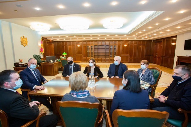 FOTO/VIDEO: După ce a „curățat” biblioteca din biroul de serviciu, Dodon se laudă cu o bogată colecție de cărți acasă