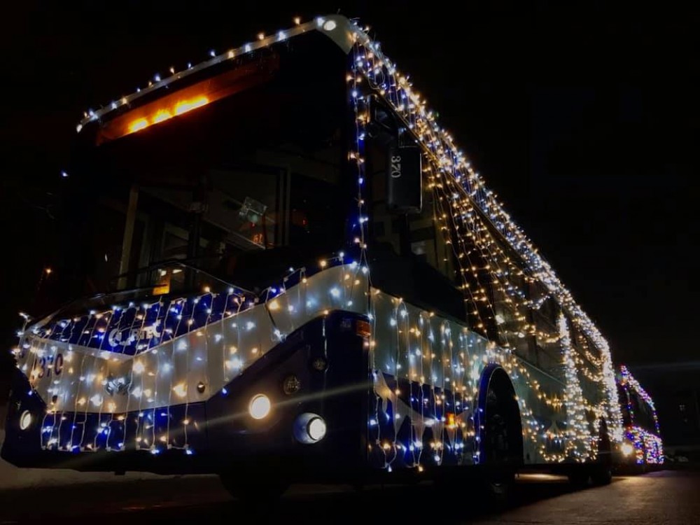 FOTO // Trei troleibuze, decorate în spiritul sărbătorilor de iarnă, circulă prin Chișinău