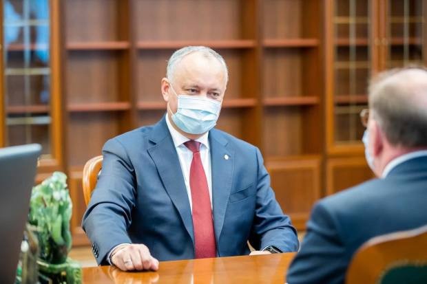 FOTO/VIDEO: După ce a „curățat” biblioteca din biroul de serviciu, Dodon se laudă cu o bogată colecție de cărți acasă