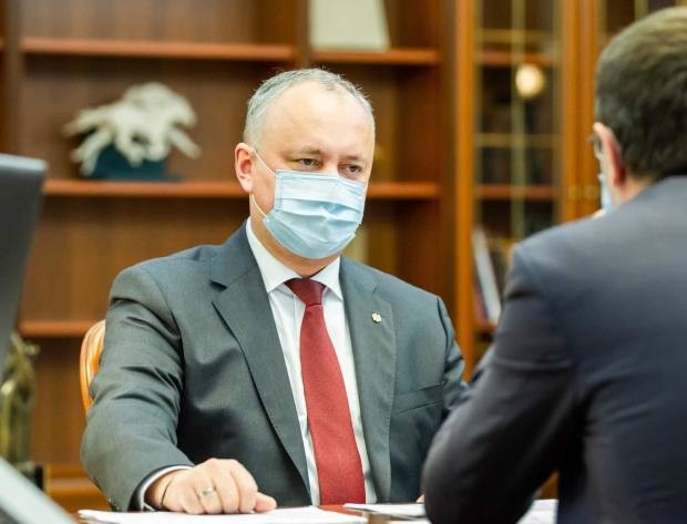 FOTO/VIDEO: După ce a „curățat” biblioteca din biroul de serviciu, Dodon se laudă cu o bogată colecție de cărți acasă