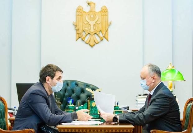 FOTO/VIDEO: După ce a „curățat” biblioteca din biroul de serviciu, Dodon se laudă cu o bogată colecție de cărți acasă