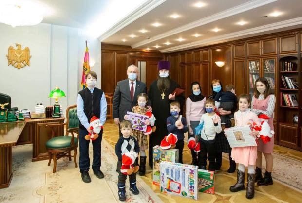 FOTO/VIDEO: După ce a „curățat” biblioteca din biroul de serviciu, Dodon se laudă cu o bogată colecție de cărți acasă