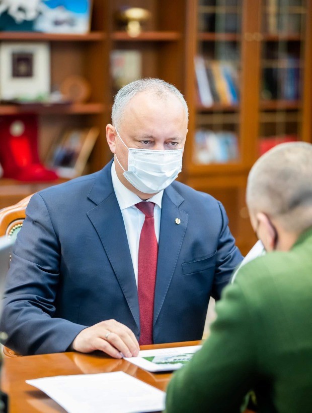FOTO/VIDEO: După ce a „curățat” biblioteca din biroul de serviciu, Dodon se laudă cu o bogată colecție de cărți acasă