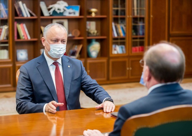 FOTO/VIDEO: După ce a „curățat” biblioteca din biroul de serviciu, Dodon se laudă cu o bogată colecție de cărți acasă