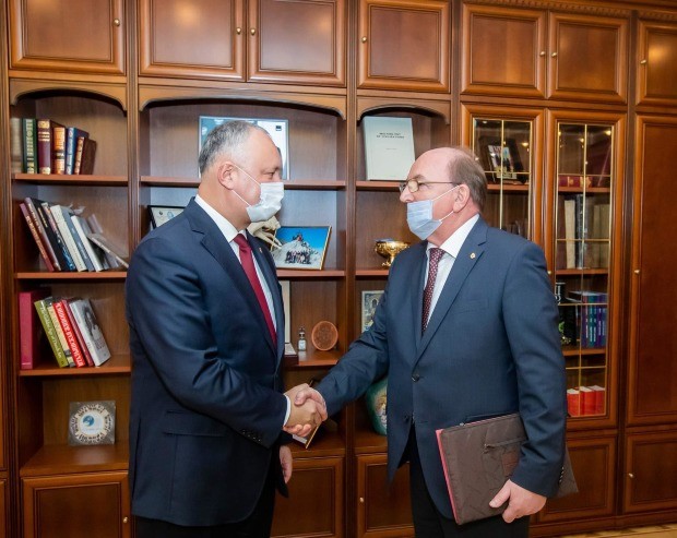 FOTO/VIDEO: După ce a „curățat” biblioteca din biroul de serviciu, Dodon se laudă cu o bogată colecție de cărți acasă