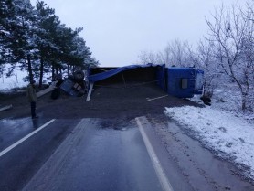 FOTO: Accident grav la Sîngerei. Un camion cu semințe de floarea soarelui s-a răsturnat