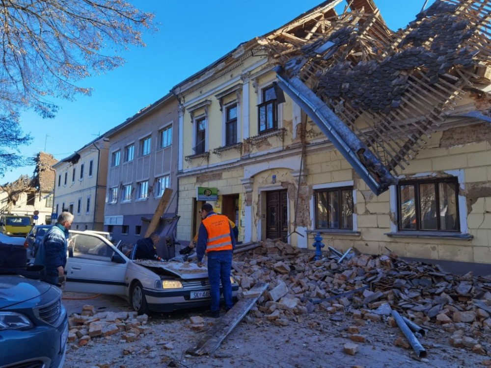 (FOTO/VIDEO) Cutremur DEZASTRUOS în Croația. Mai multe clădiri s-au prăbușit. Un copil a murit și alte persoane sunt prinse sub dărâmături