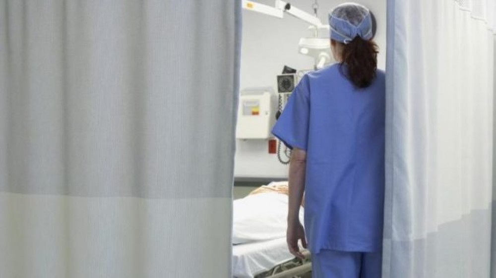 Un asistent medical, suspendat după ce a făcut sex cu un pacient cu COVID-19. Cei doi bărbați riscă închisoarea de până la 10 ani