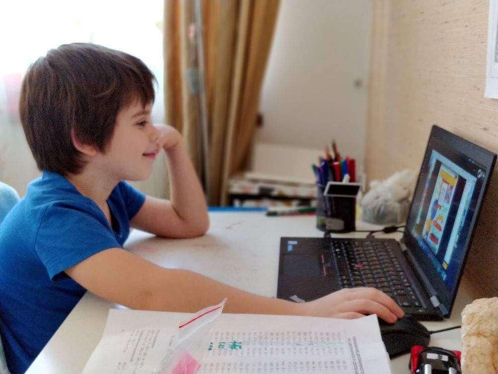 Elevii vor studia online și după vacanță sau revin la școală? Ce spun autoritățile