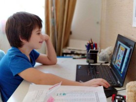 Elevii vor studia online și după vacanță sau revin la școală? Ce spun autoritățile