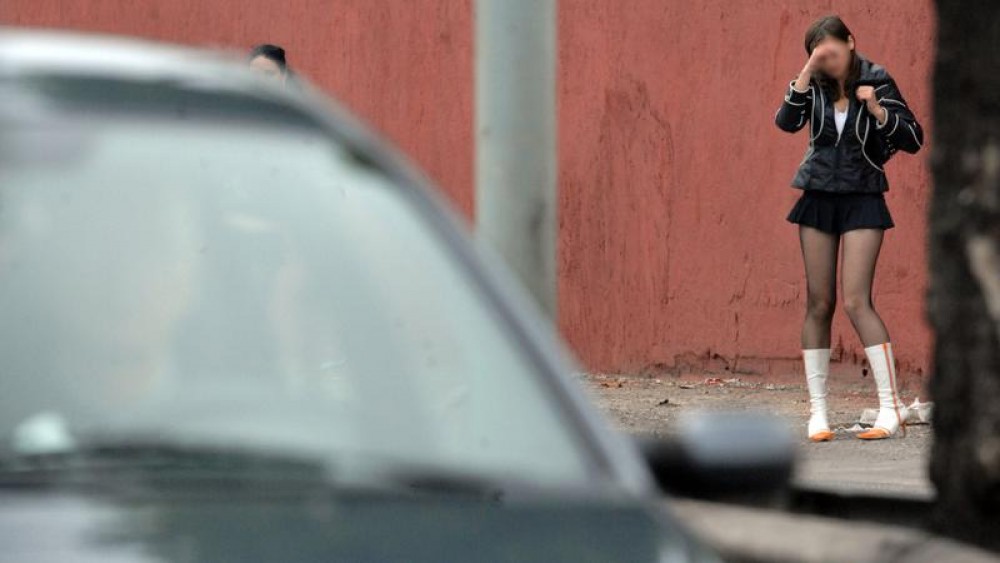 Racola moldovence iar apoi le exploata sexual în Italia. O tânără de 27 de ani acuzată de proxenetism
