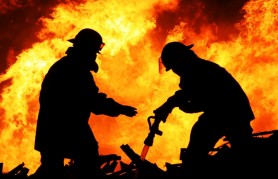 Ars de viu în propria casă. Cadavrul carbonizat al bărbatului de 50 de ani a fost depistat de Pompieri