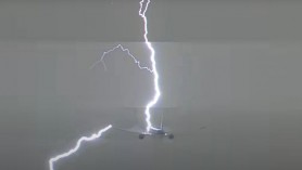 Zborul GROAZEI! Un avion cu zeci de români la bord a fost lovit de fulger