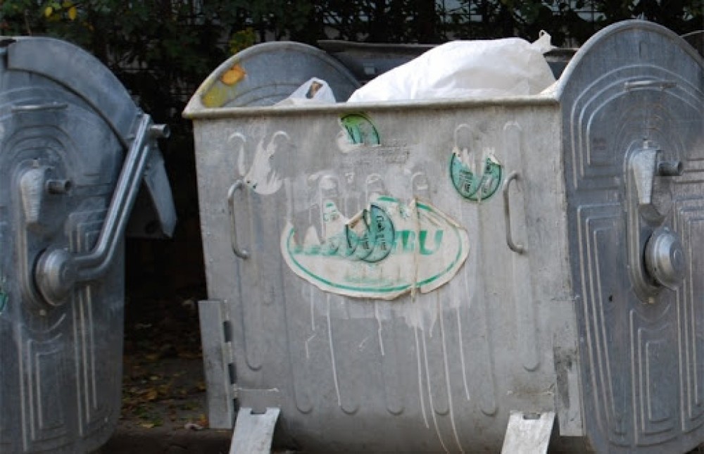 Un bebeluș a fost găsit abandonat lângă un tomberon. O femeie l-a luat acasă unde l-a spălat și i-a dat de mâncare