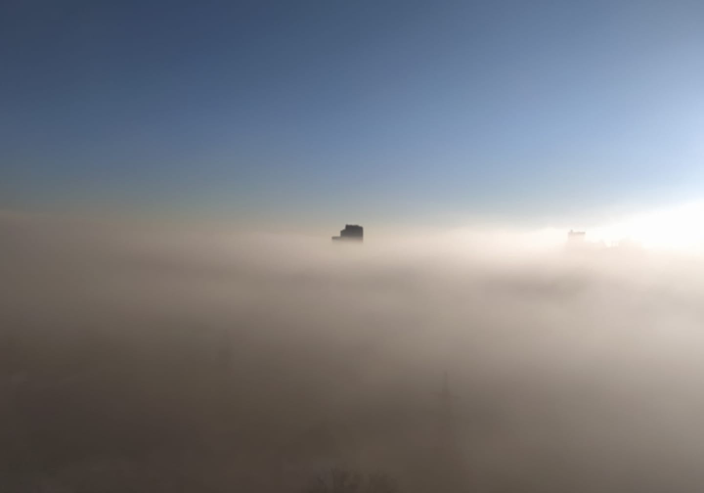 FOTO // Capitala în ceață. Imaginile spectaculoase surprinse de chișinăuieni