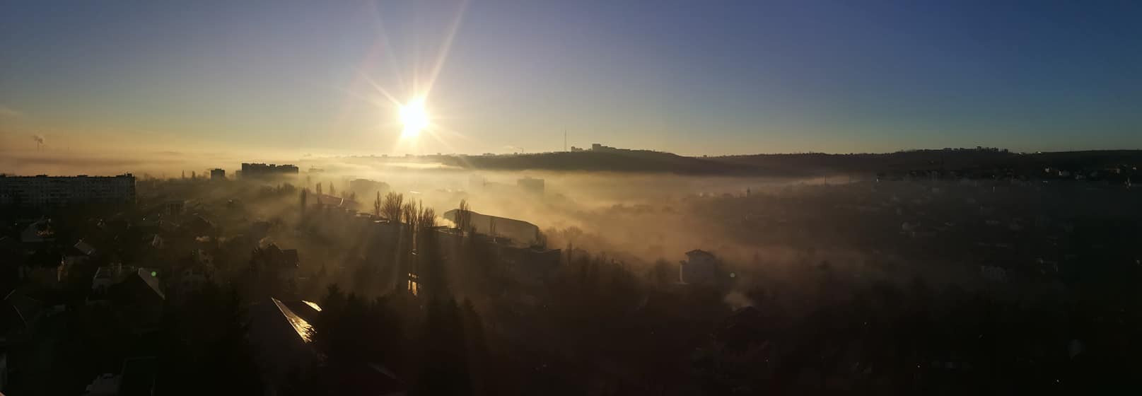 FOTO // Capitala în ceață. Imaginile spectaculoase surprinse de chișinăuieni