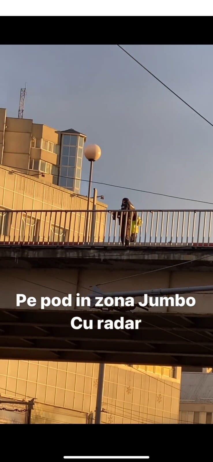 FOTO // Au schimbat „tufișurile” pe poduri? Cum a fost surprins un echipaj de poliție cu radarul mobil