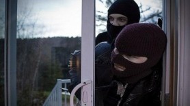 Cei mai ghinioniști hoți din lume au fost prinși după ce unul s-a așezat pe telefon și a sunat la poliție