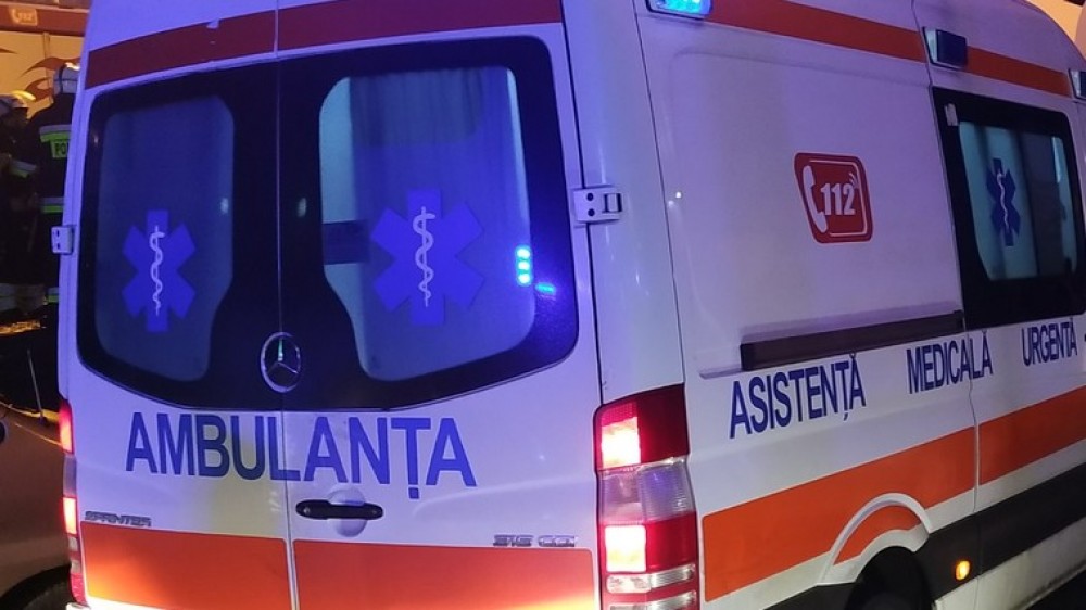 O femeie de 64 de ani s-a prăbușit în gol de la etajul 5 după ce ar fi încercat să treacă de la un balcon la altul