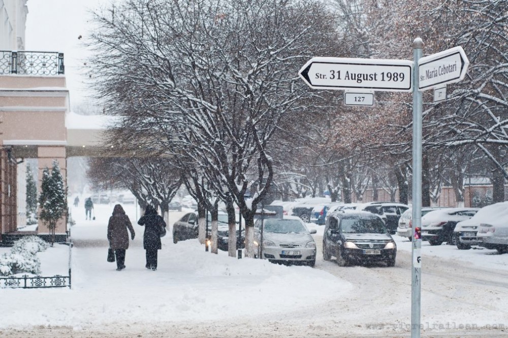 Iarna ajunge și în Moldova. Meteorologii au anunțat când va ninge