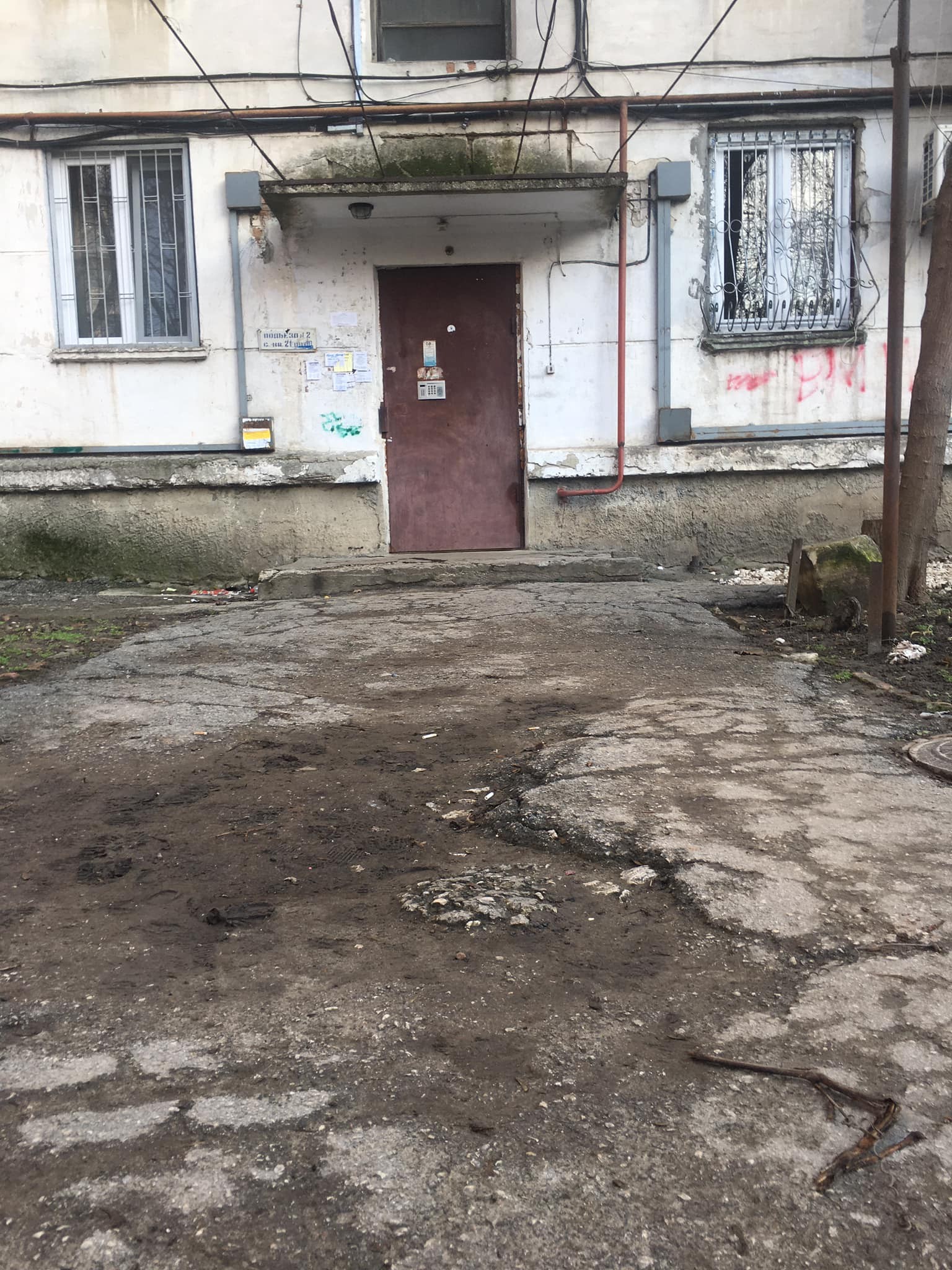 Ce se întâmplă la doar 200 de metri de la havuzul care a costat milioane de lei