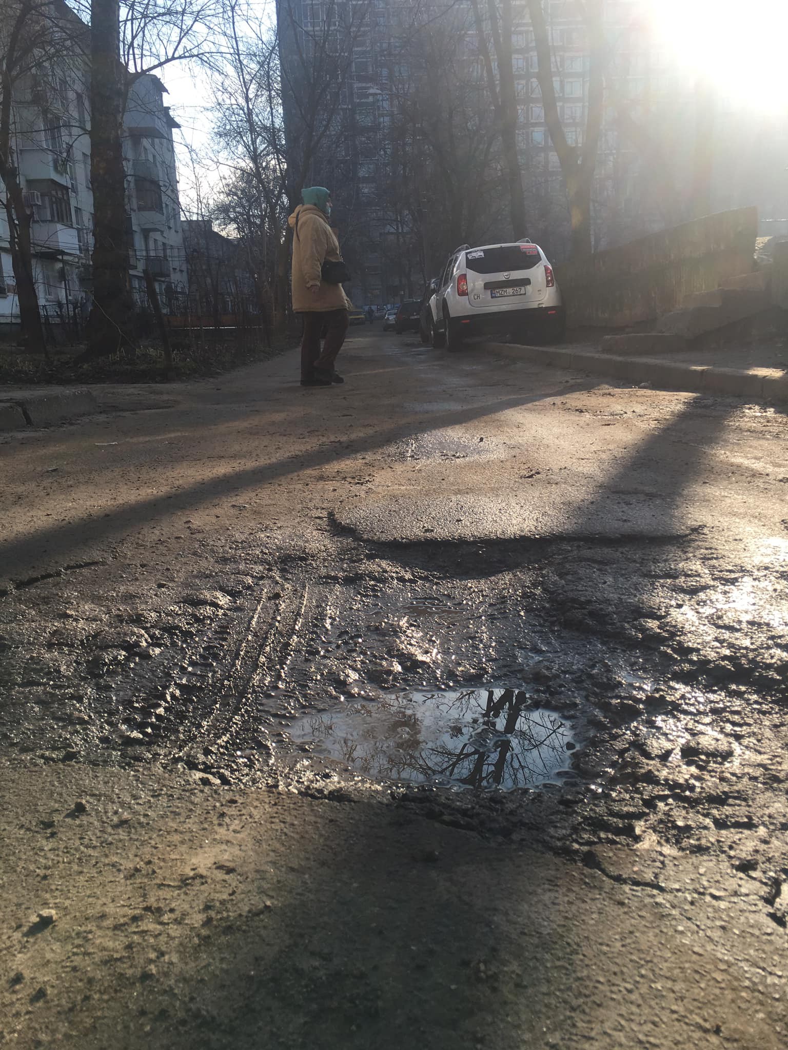 Ce se întâmplă la doar 200 de metri de la havuzul care a costat milioane de lei