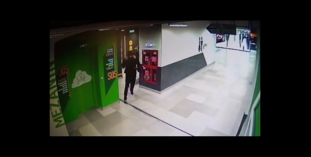 O femeie la un pas de a fi VIOLATĂ chiar în toaleta unui Mall din București. Individul a fost arestat