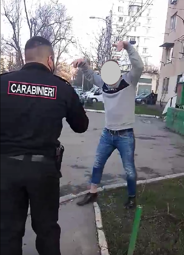 Un carabiner atacat cu o foarfecă de către un bărbat în stare de ebrietate