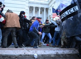 Atacul asupra Capitoliului: Doi polițiști au fost suspendați pentru fraternizare cu protestatarii, peste 10 sunt anchetați
