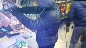 Înarmați cu pistoale jucării, doi tineri au furat 65 de mii de lei dintr-o stație PECO din Chișinău