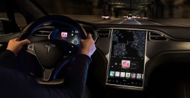 Tesla va trebui să cheme în service 158.000 de mașini pentru probleme la touchscreen