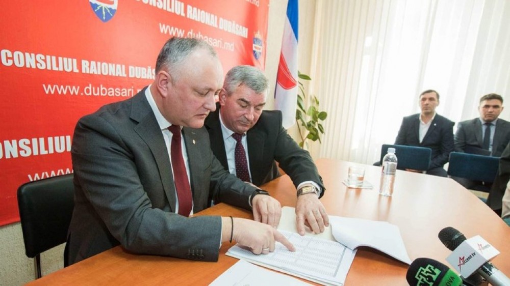 Consilierii raionali care l-au demis pe cumătrul lui Dodon, ar fi intimidați. Declarațiile deputatului Platformei DA