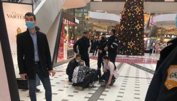 Un adolescent s-a prăbușit de la înălțime în timp ce filma un TikTok într-un mall din Capitală