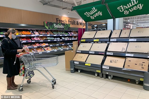 FOTO/VIDEO: Primele efecte ale brexitului: rafturi goale în raioanele de fructe și legume din supermarketurile britanice