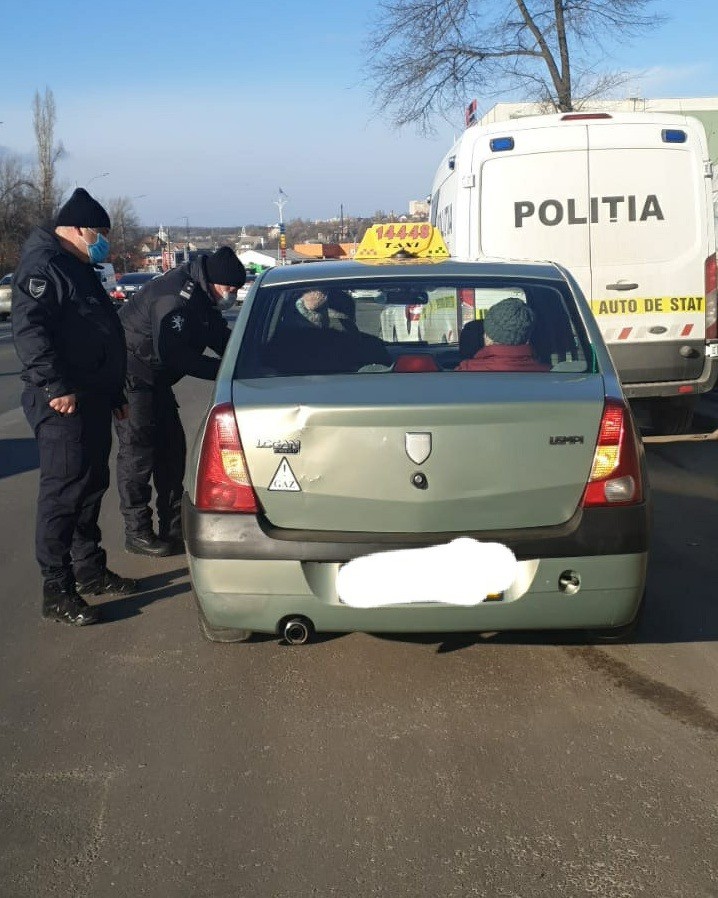 FOTO // 15 taximetriști s-au ales cu amenzi, iar 7 au rămas fără plăcuțele de înmatriculare după mai multe razii ANTA