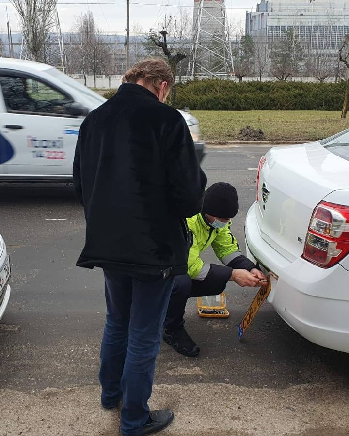 FOTO // 15 taximetriști s-au ales cu amenzi, iar 7 au rămas fără plăcuțele de înmatriculare după mai multe razii ANTA
