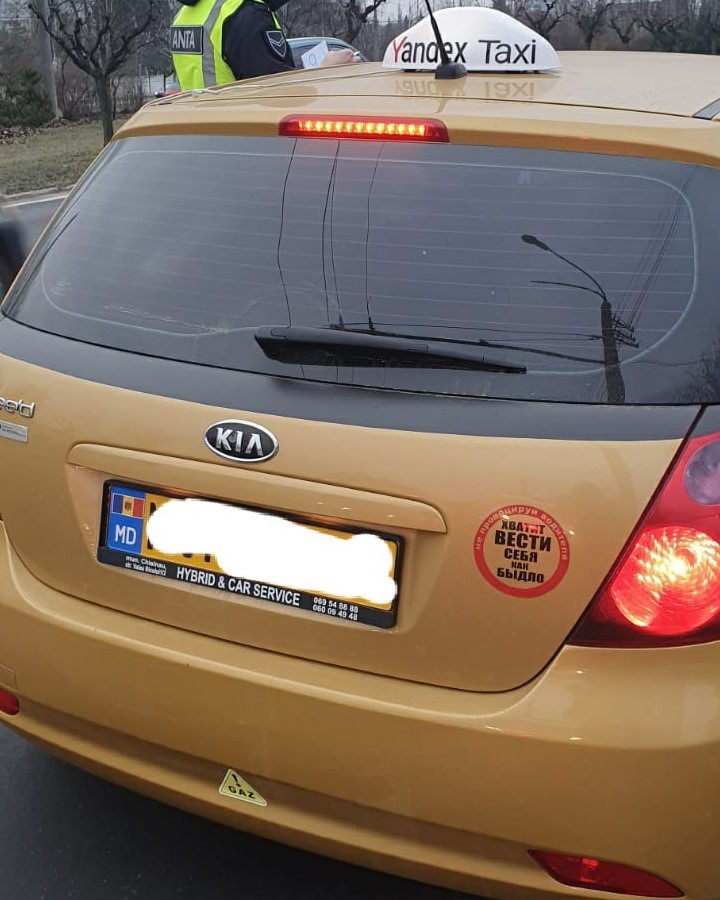 FOTO // 15 taximetriști s-au ales cu amenzi, iar 7 au rămas fără plăcuțele de înmatriculare după mai multe razii ANTA