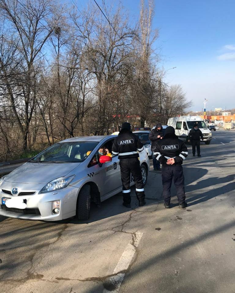 FOTO // 15 taximetriști s-au ales cu amenzi, iar 7 au rămas fără plăcuțele de înmatriculare după mai multe razii ANTA