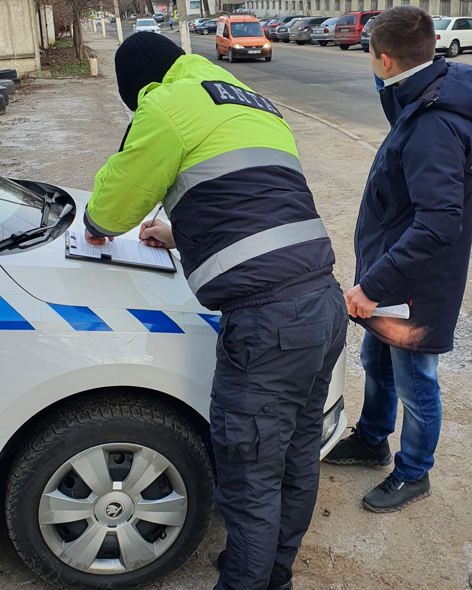 FOTO // 15 taximetriști s-au ales cu amenzi, iar 7 au rămas fără plăcuțele de înmatriculare după mai multe razii ANTA