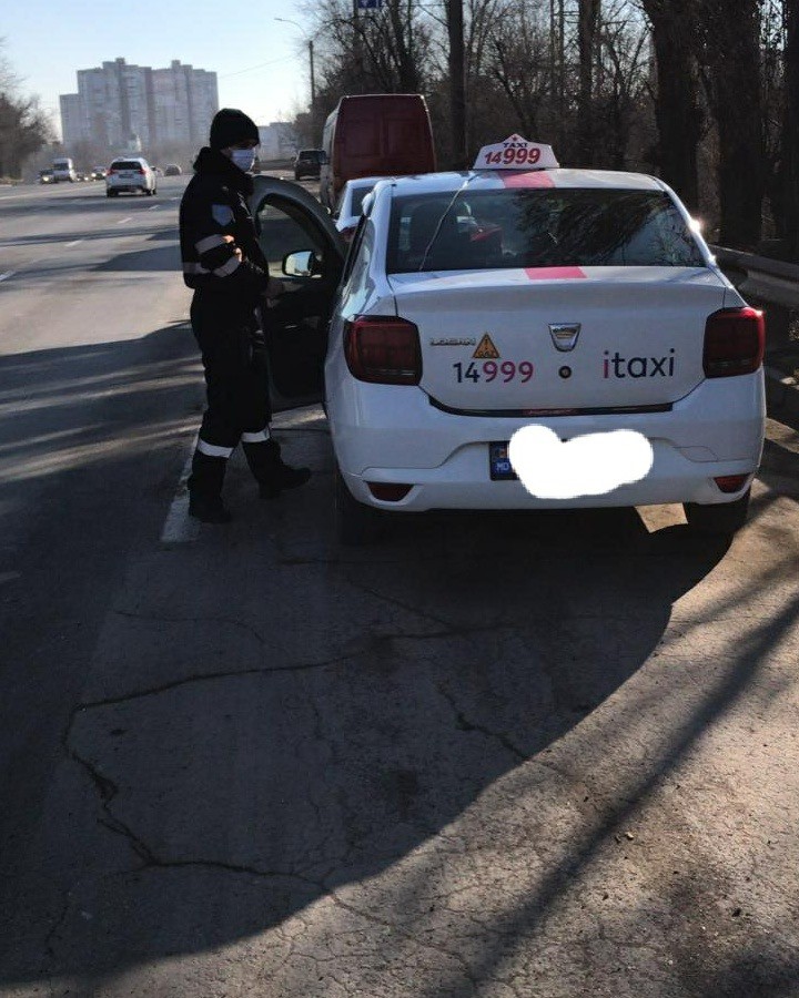 FOTO // 15 taximetriști s-au ales cu amenzi, iar 7 au rămas fără plăcuțele de înmatriculare după mai multe razii ANTA