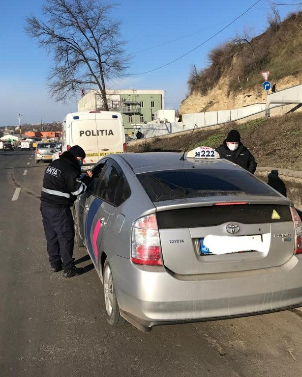 FOTO // 15 taximetriști s-au ales cu amenzi, iar 7 au rămas fără plăcuțele de înmatriculare după mai multe razii ANTA