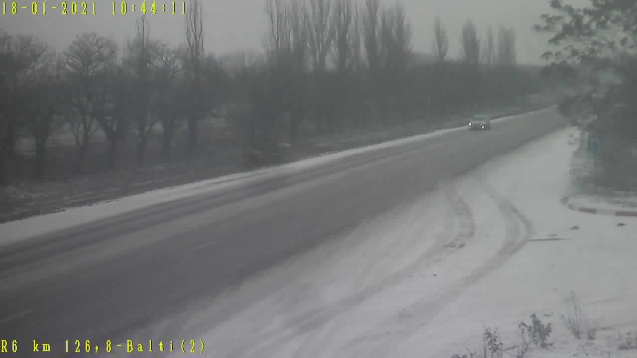 FOTO // Ninge în Moldova. Cum se circulă pe drumurile naționale și în Capitală