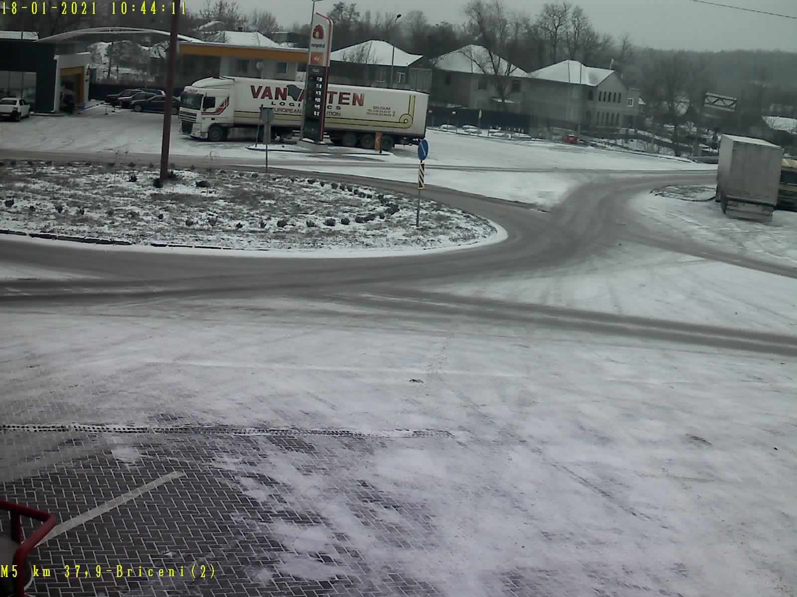 FOTO // Ninge în Moldova. Cum se circulă pe drumurile naționale și în Capitală